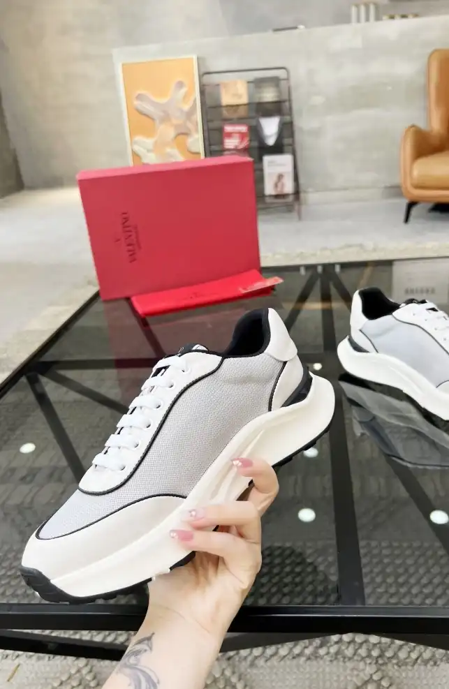 hype Valentino Sneakers