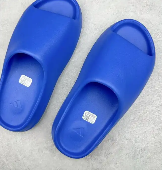 hype Adidas slippers