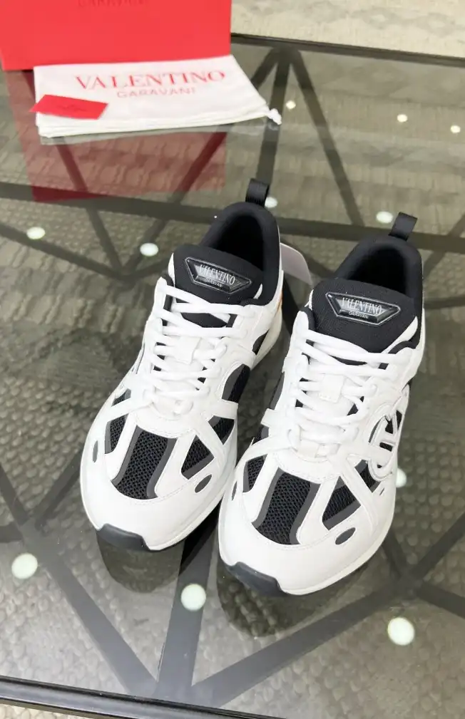 hype Valentino Sneakers