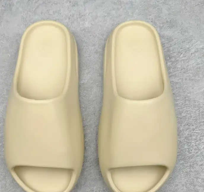 hype Adidas slippers