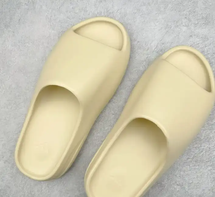 hype Adidas slippers