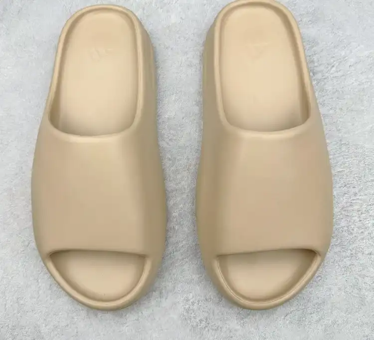 hype Adidas slippers