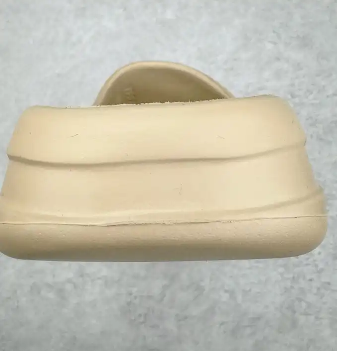 hype Adidas slippers