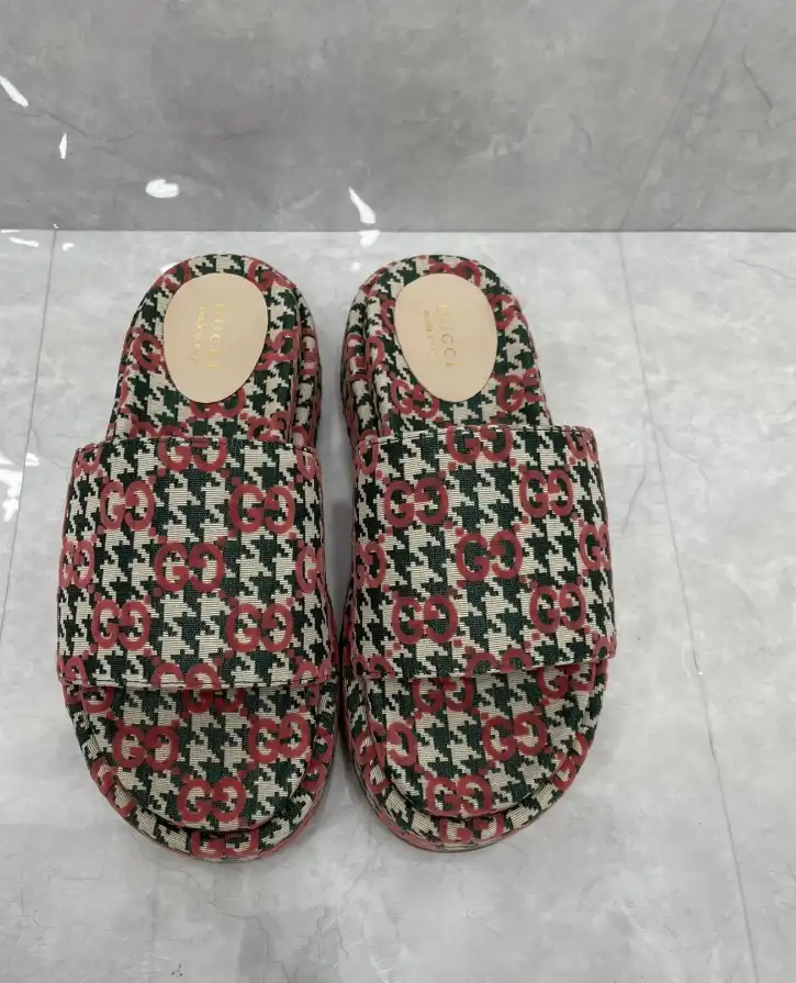 hype Gucci Slippers