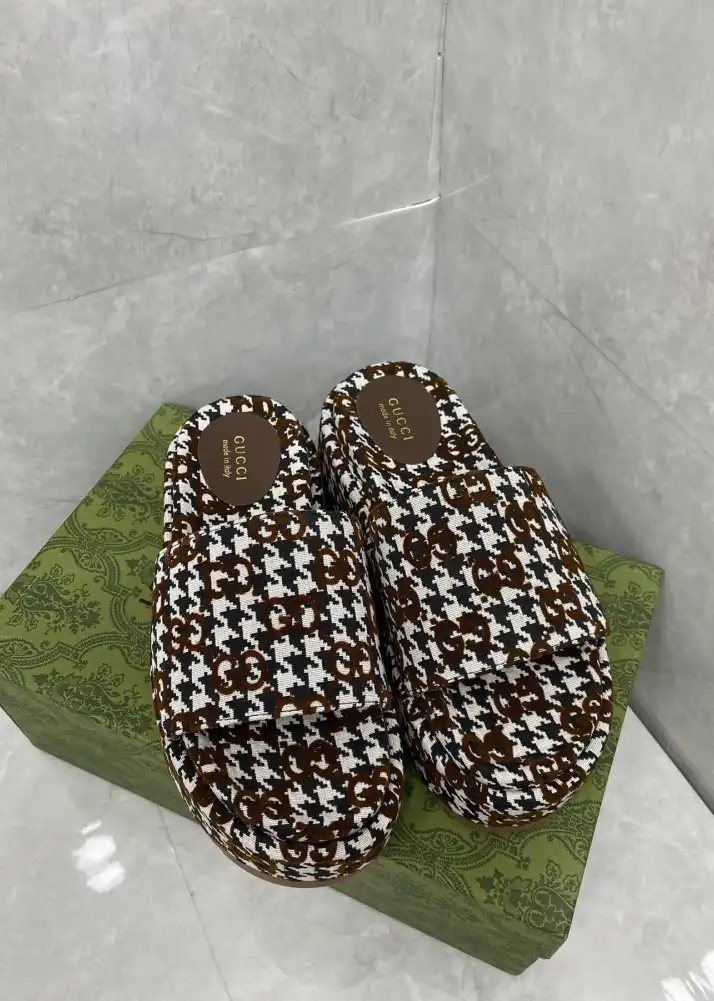 hype Gucci Slippers