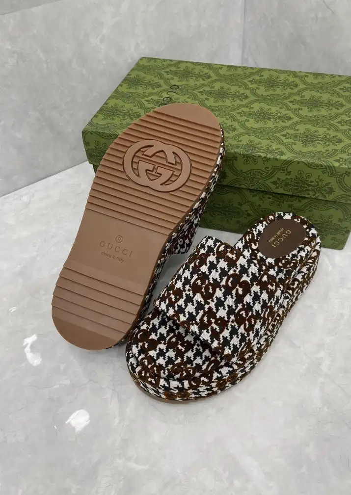 hype Gucci Slippers