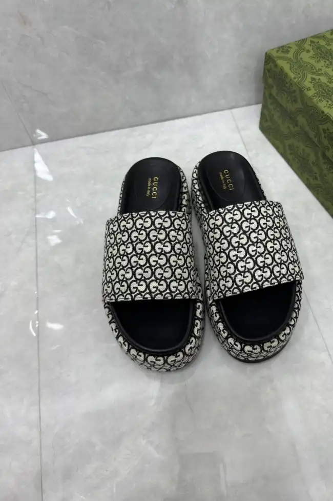 hype Gucci Slippers