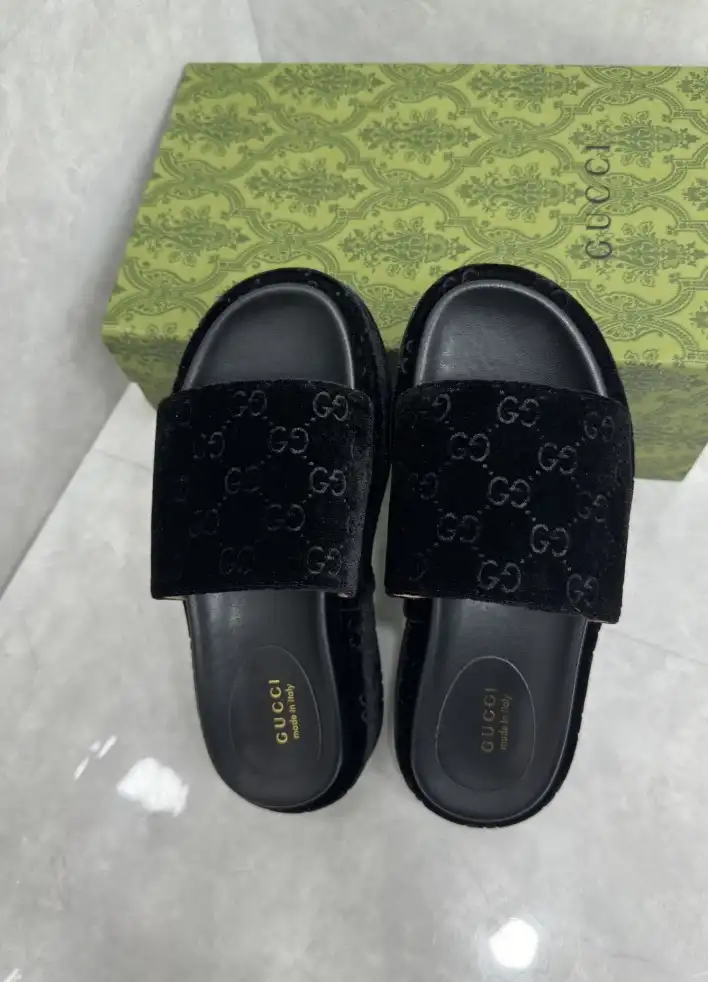 hype Gucci Slippers