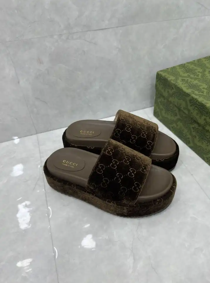 hype Gucci Slippers