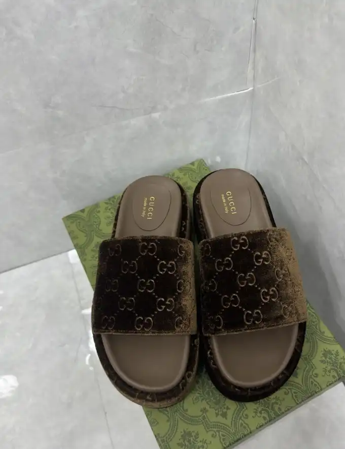 hype Gucci Slippers