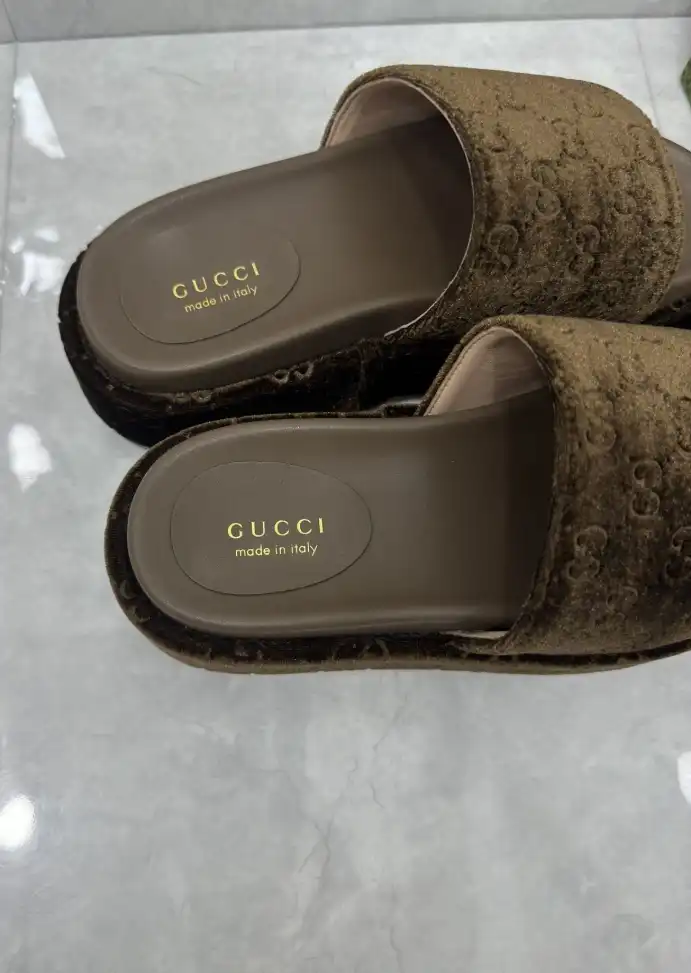 hype Gucci Slippers