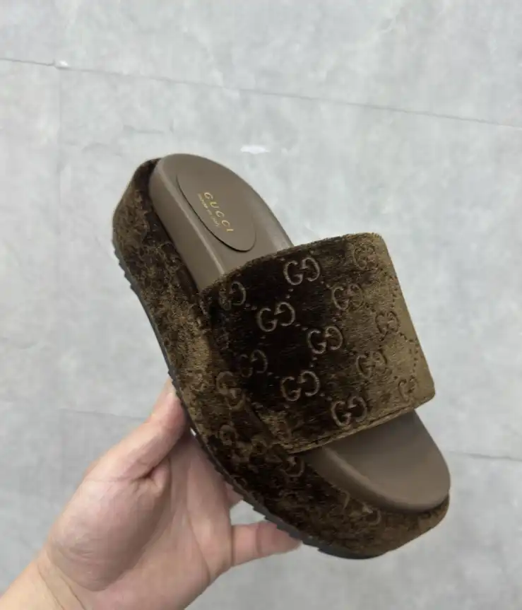 hype Gucci Slippers