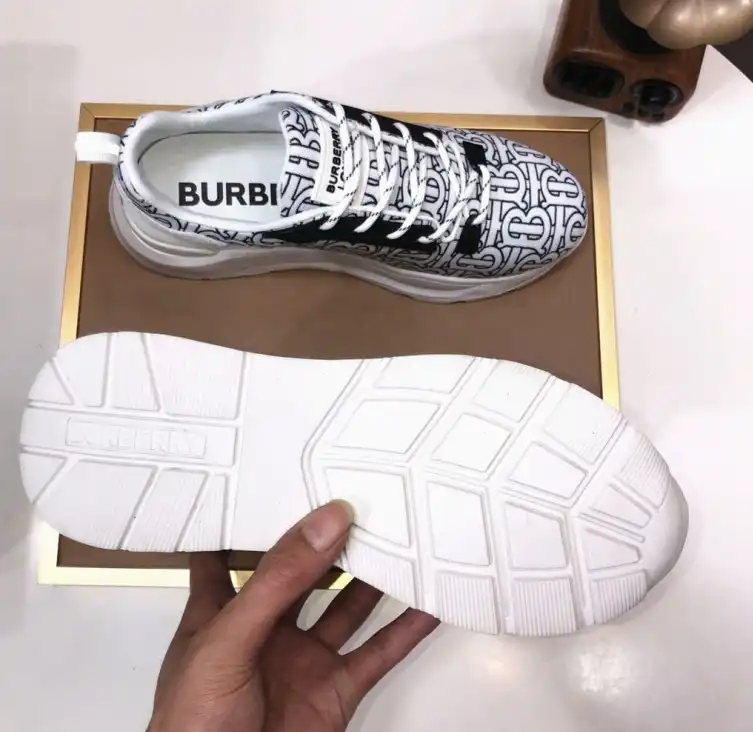 hype Burberry Sneakers