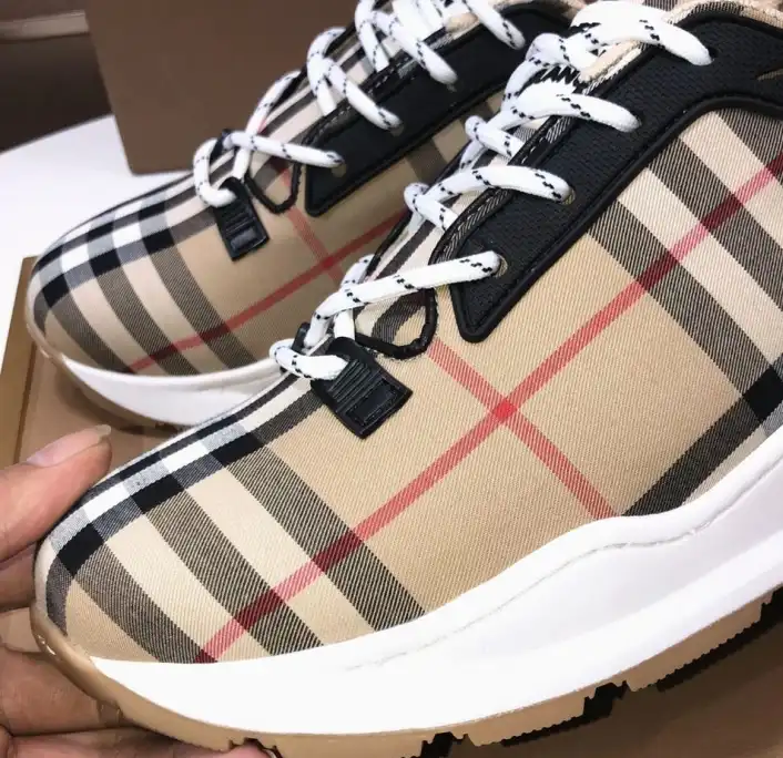 hype Burberry Sneakers