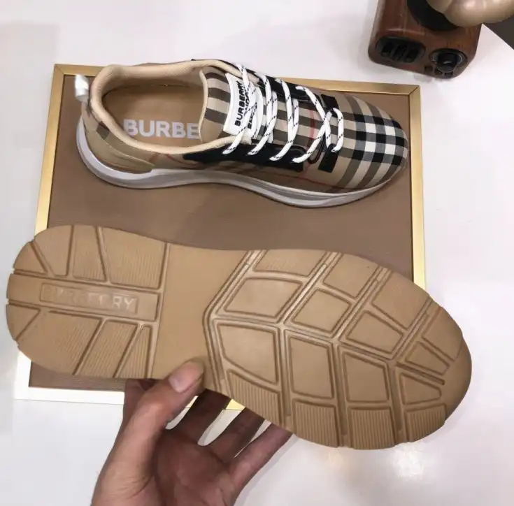 hype Burberry Sneakers