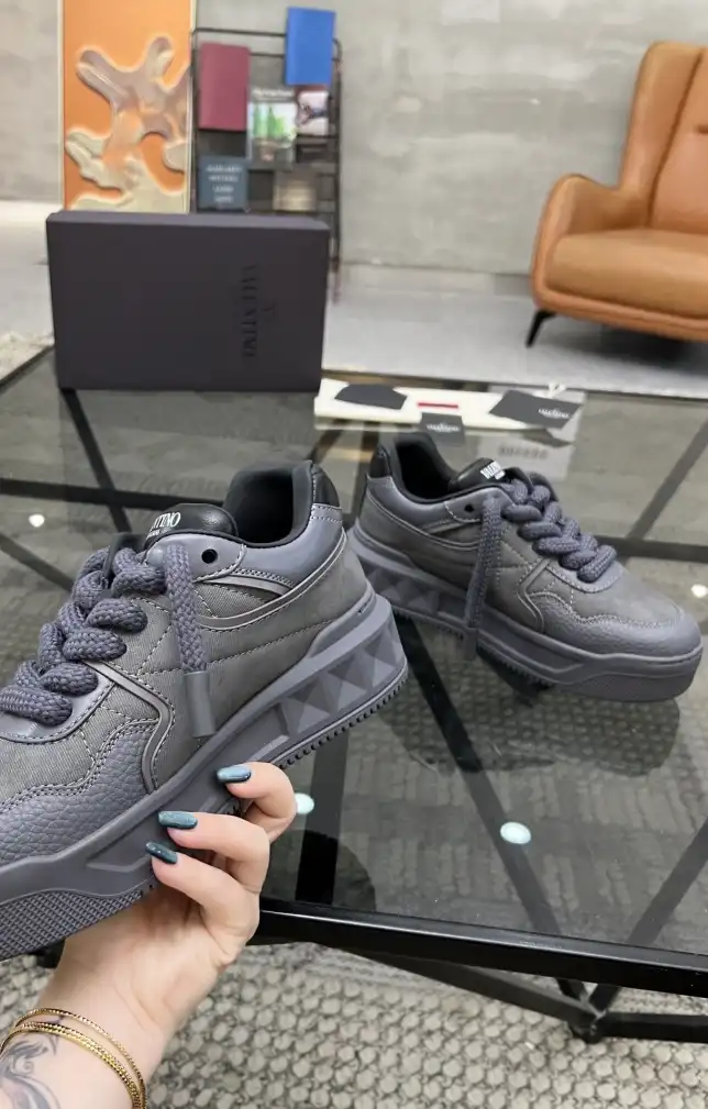 hype Valentino Sneakers