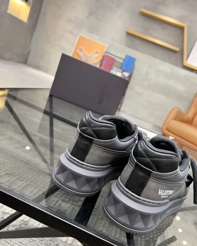 hype Valentino Sneakers