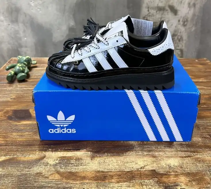 hype Adidas Sneakers