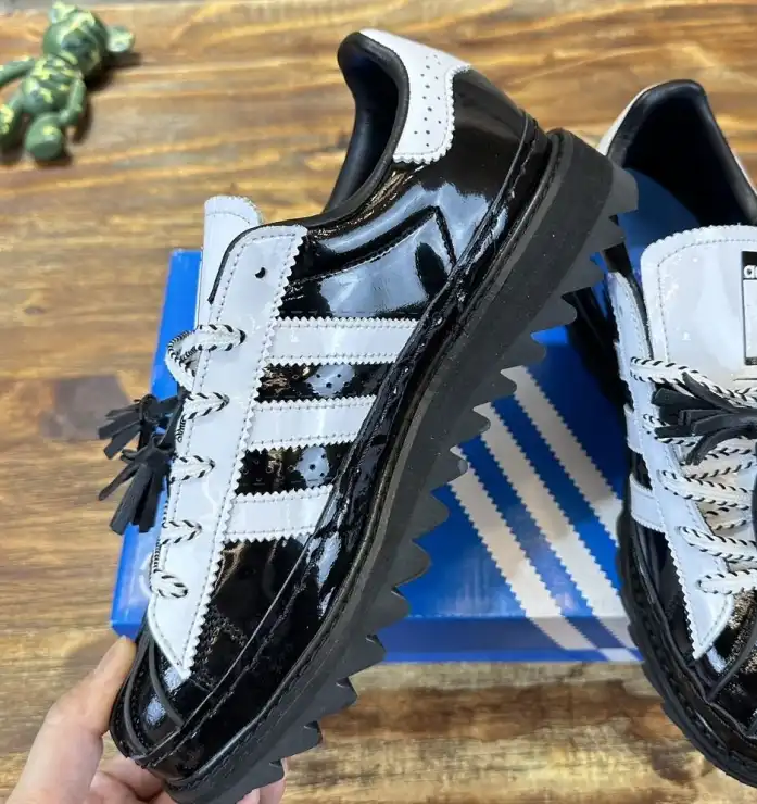 hype Adidas Sneakers