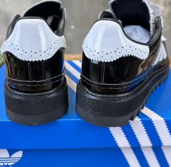 hype Adidas Sneakers