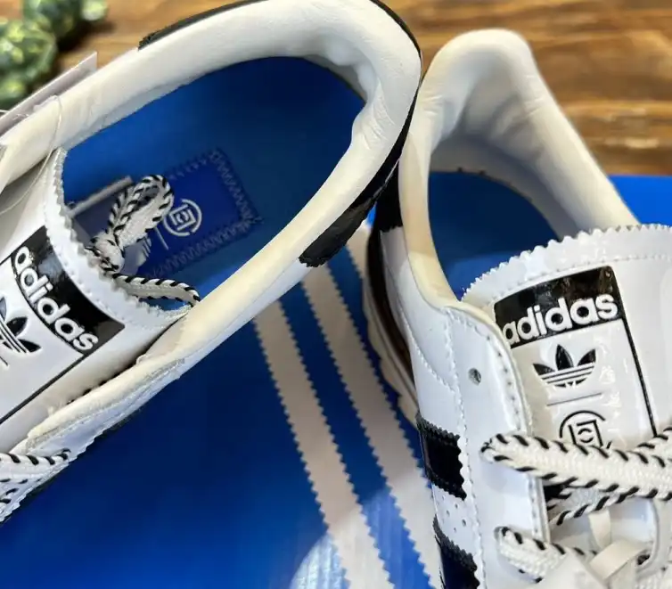 hype Adidas Sneakers