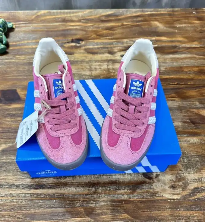 hype Adidas Sneakers