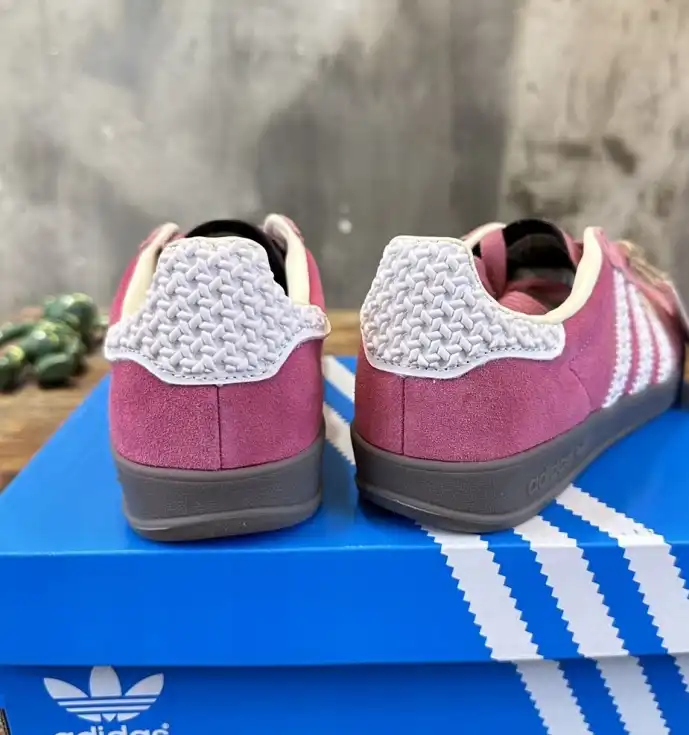 hype Adidas Sneakers