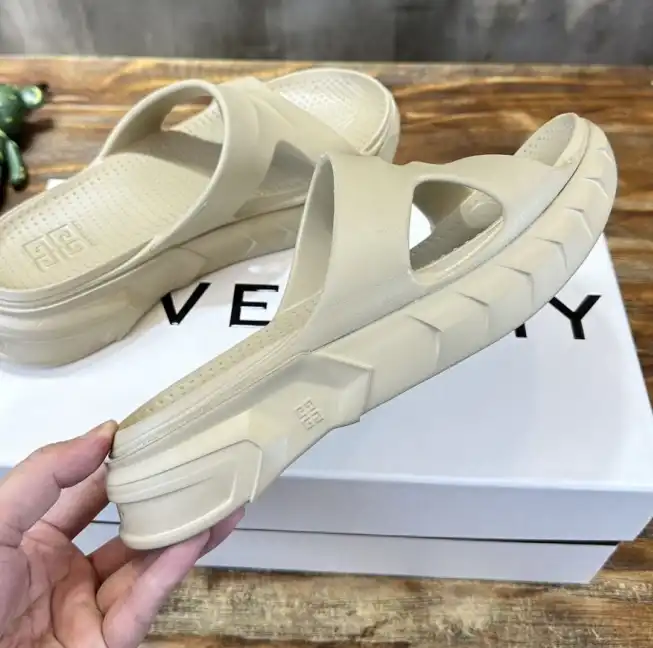 hype Givenchy Slippers