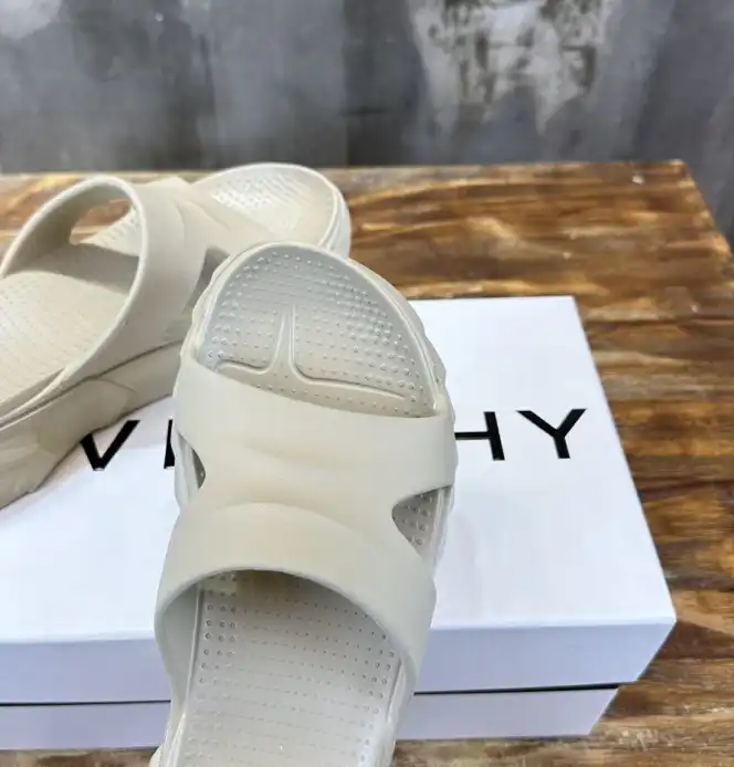 hype Givenchy Slippers