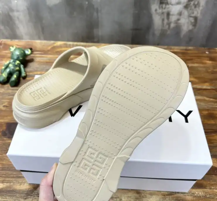 hype Givenchy Slippers