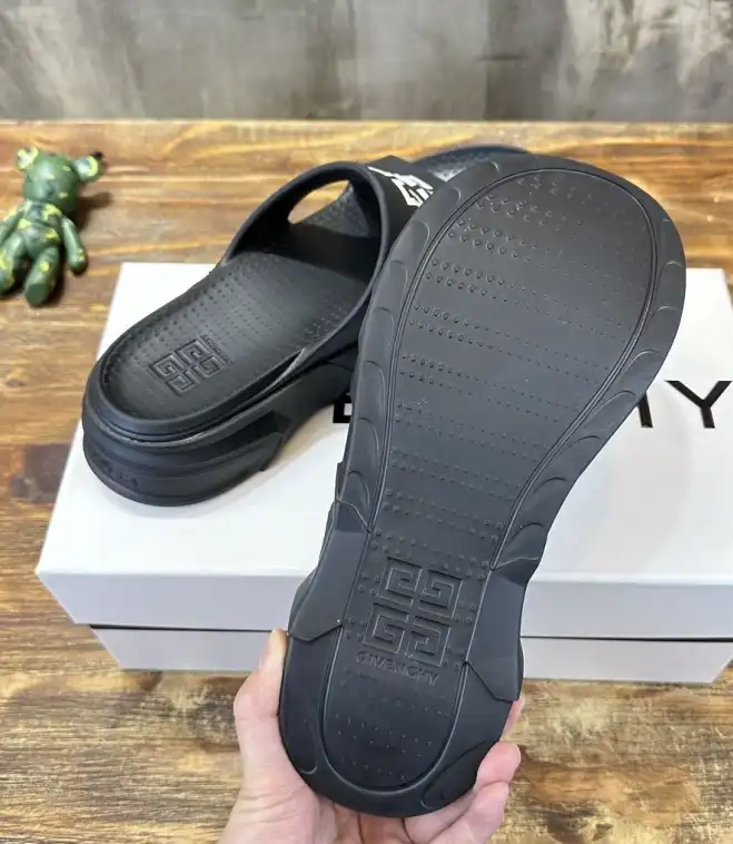 hype Givenchy Slippers