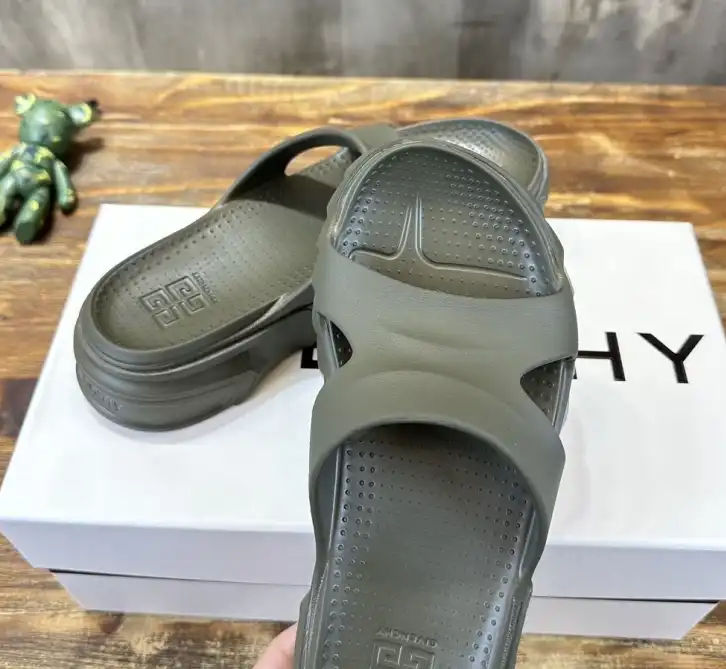 hype Givenchy Slippers