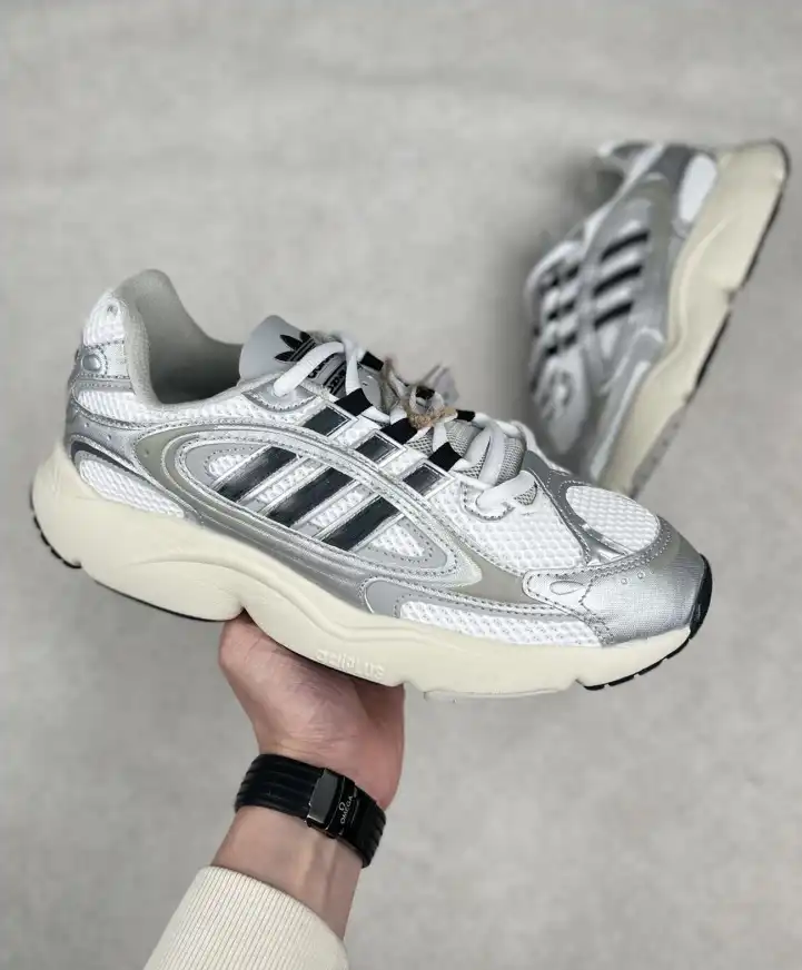 hype Adidas Sneakers