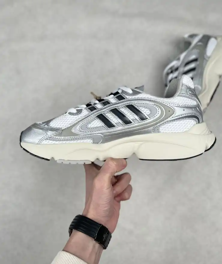 hype Adidas Sneakers