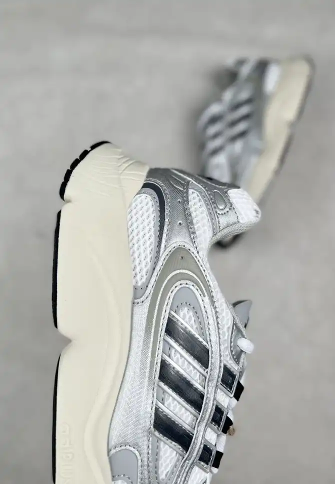 hype Adidas Sneakers