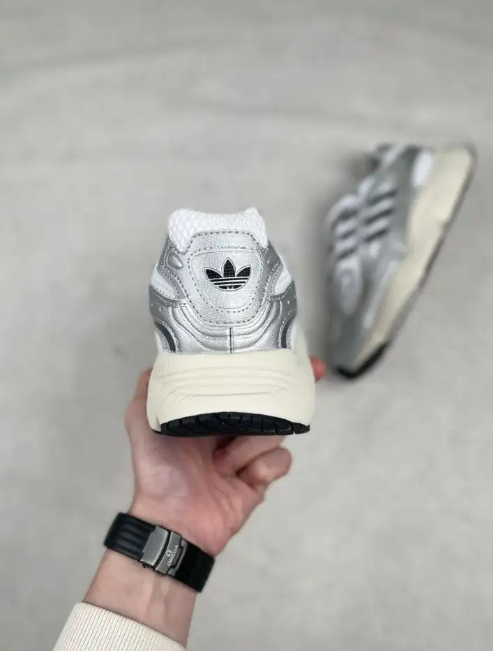 hype Adidas Sneakers