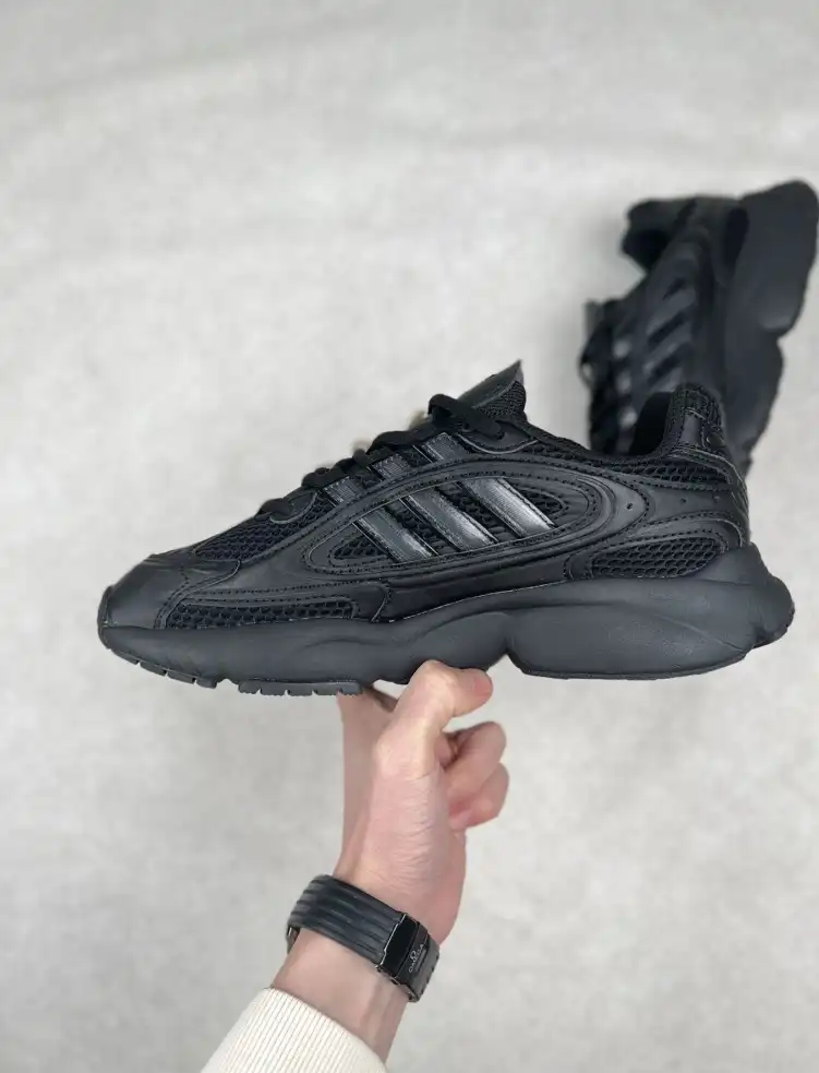 hype Adidas Sneakers