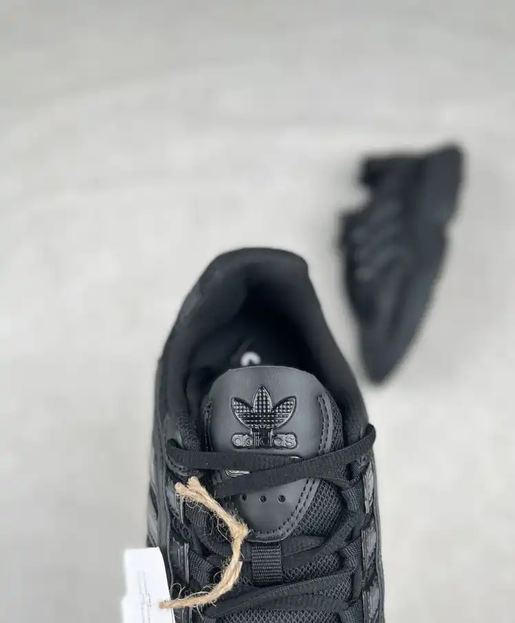 hype Adidas Sneakers