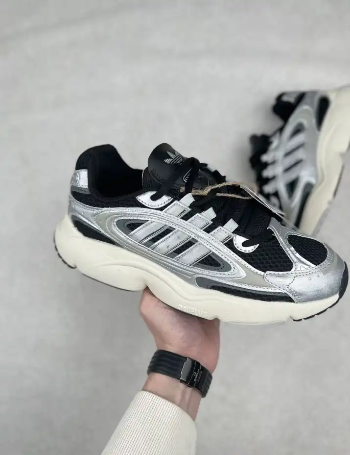 hype Adidas Sneakers