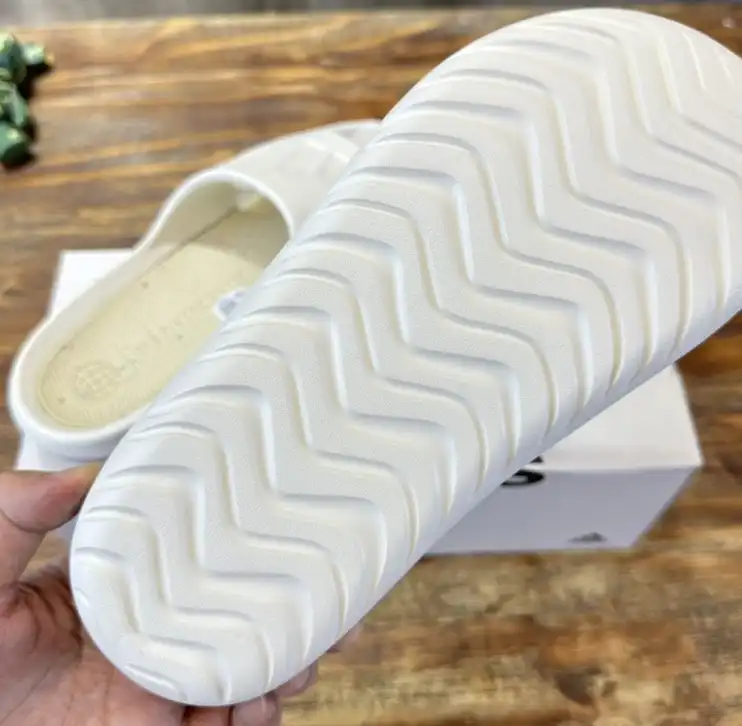 hype Adidas slippers