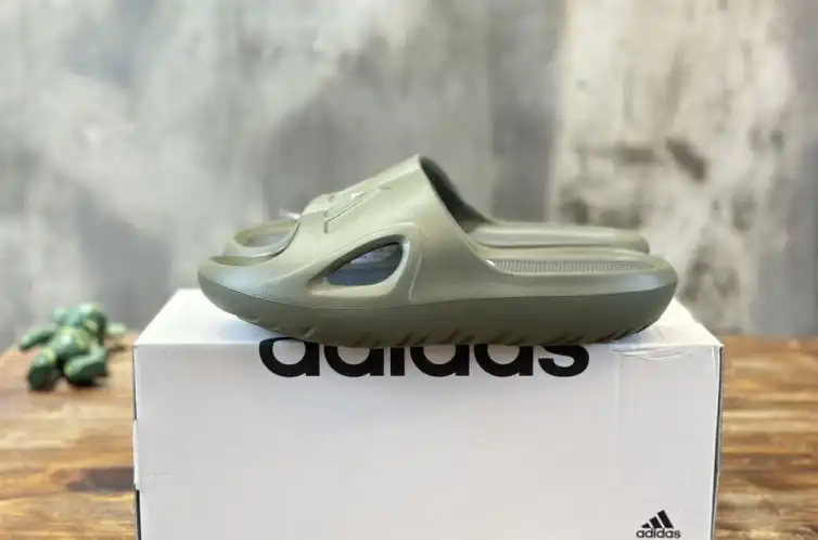 hype Adidas slippers