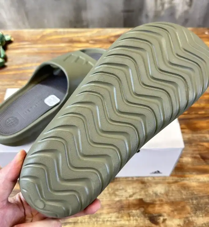 hype Adidas slippers