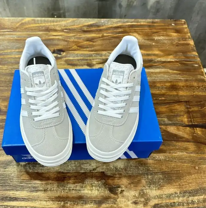 hype Adidas Sneakers