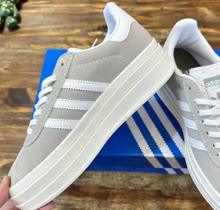 hype Adidas Sneakers