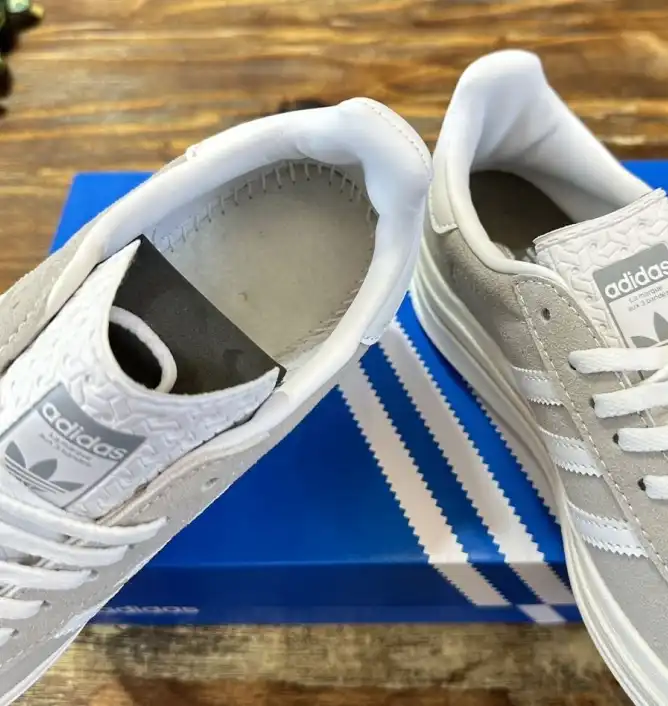 hype Adidas Sneakers