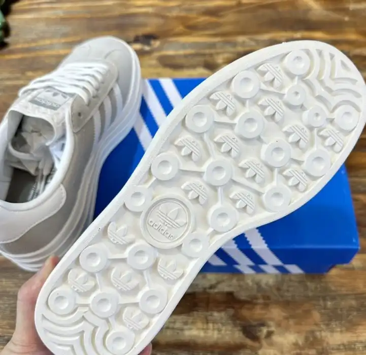 hype Adidas Sneakers