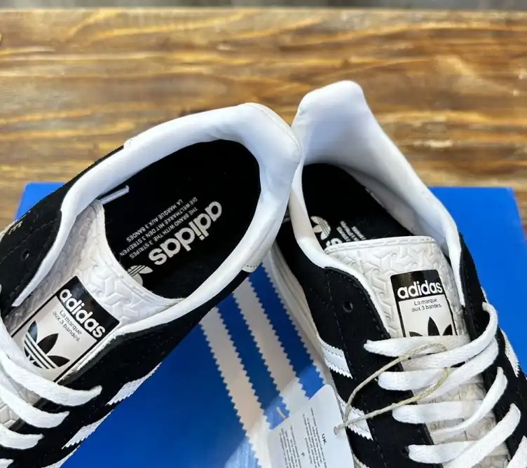 hype Adidas Sneakers