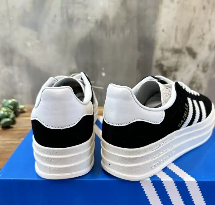 hype Adidas Sneakers