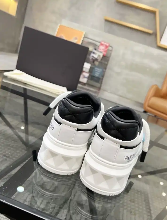 hype Valentino Sneakers