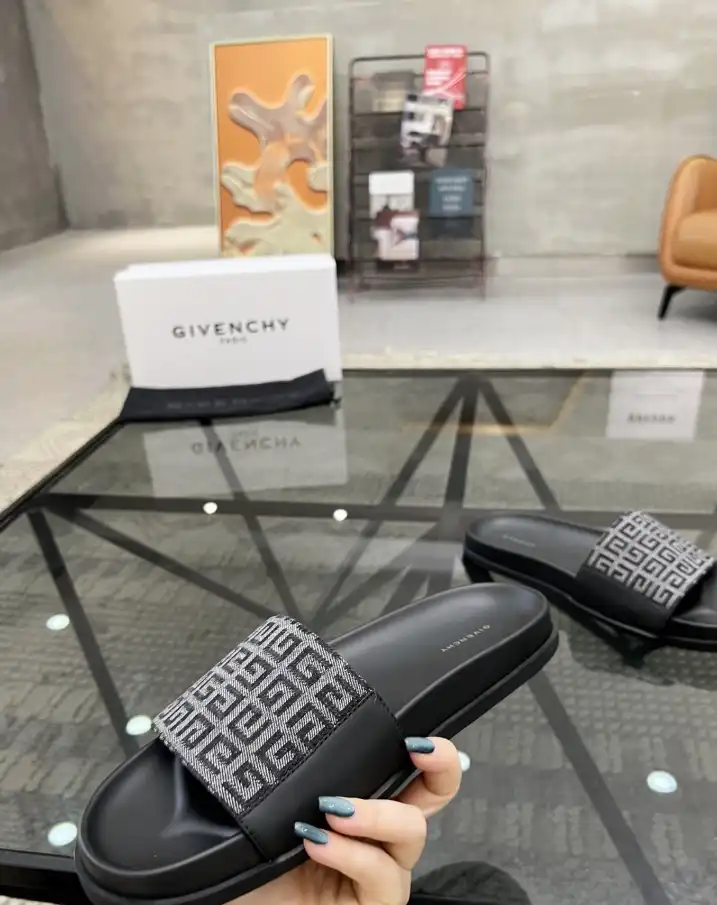 hype Givenchy Slippers